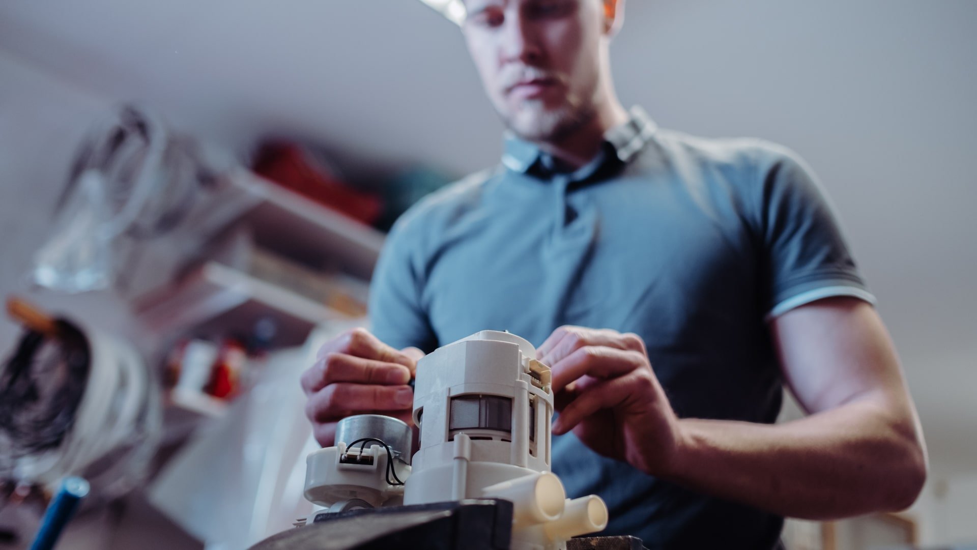 Techniker repariert Bauteil in der Werkstatt