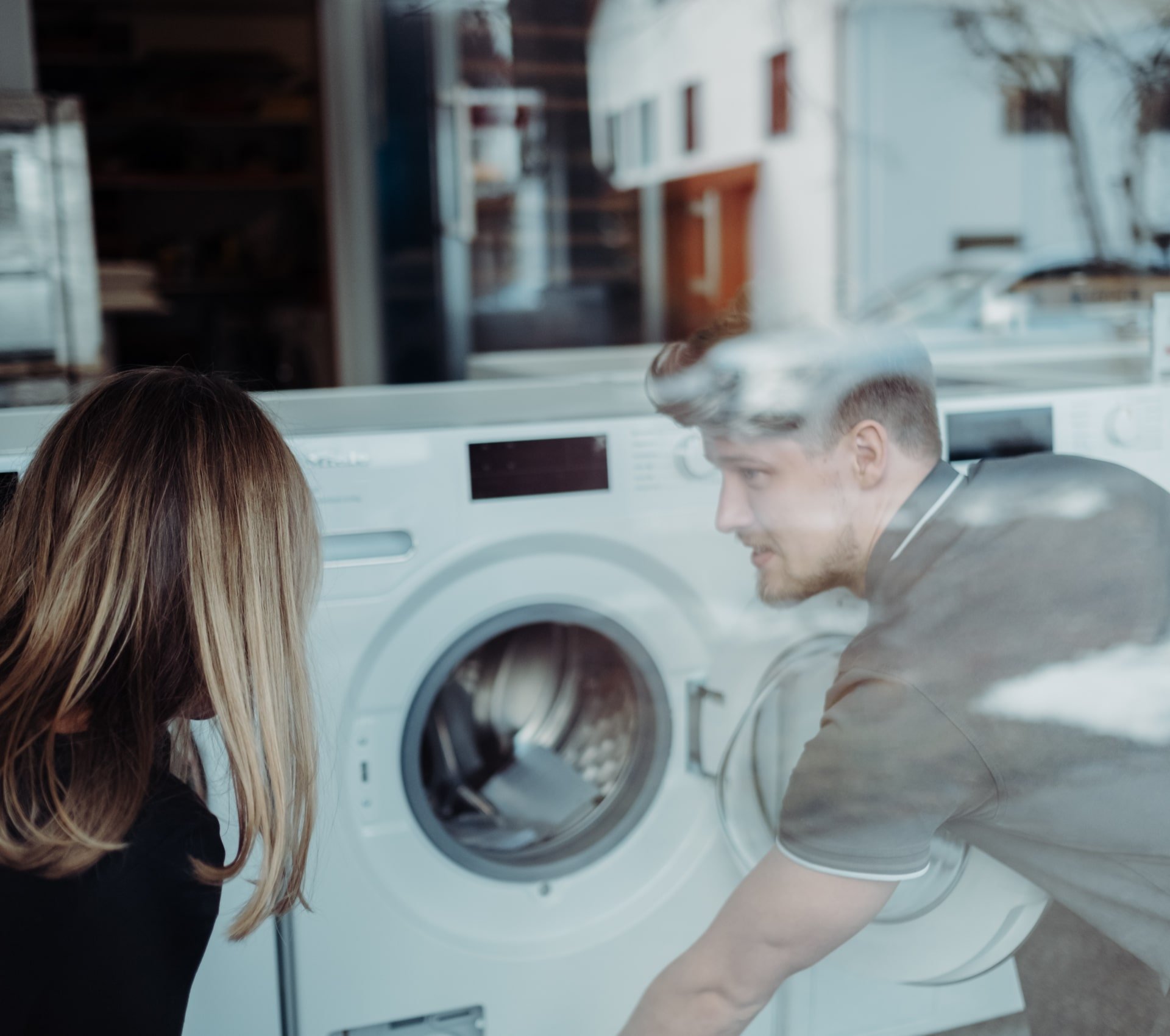 Kundenberatung vor Waschmaschinen im Geschäft