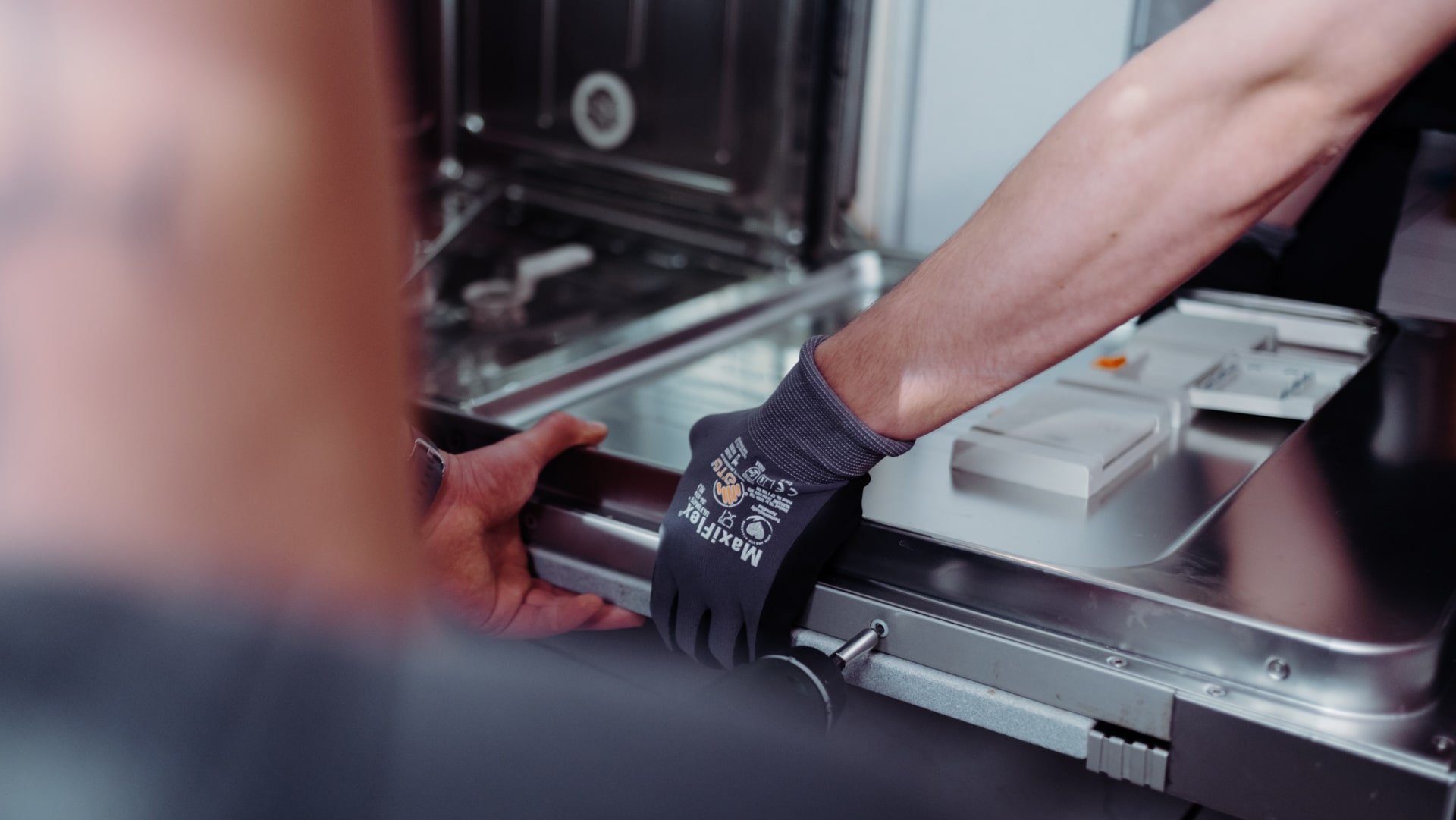 Techniker beim Einbau eines Geschirrspülers